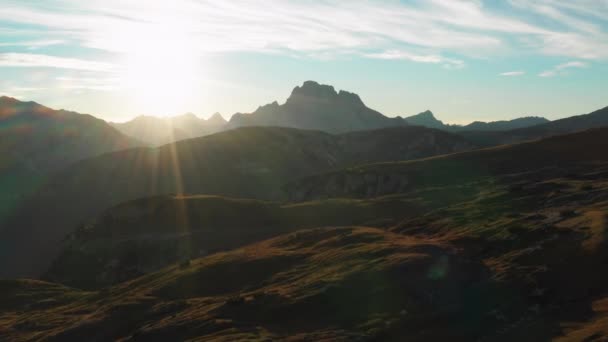 イタリアアルプスの象徴的なシメダイジェド山脈に輝く太陽の素晴らしいシーン — ストック動画