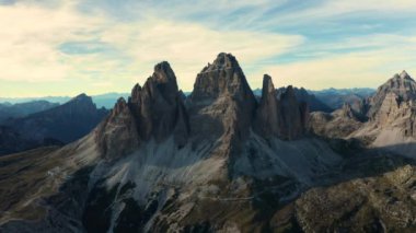 Büyüleyici hava perspektifi çarpıcı İtalyan Alpleri Tre Cime Di Lavaredo sıradağlarını gösteriyor..