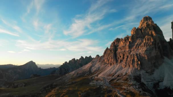 この息をのむような空の眺めで夕日を眺めるイタリアのアルプスツリータイムディラバレド山脈の素晴らしい美しさをキャプチャします — ストック動画