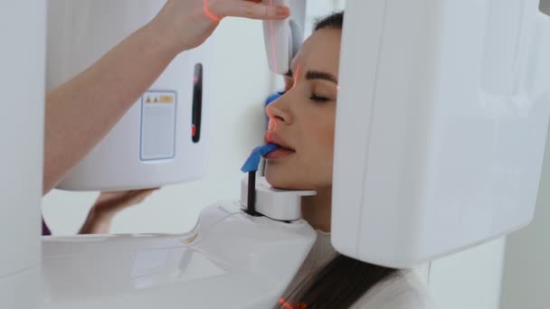 Vrouwelijke Tandheelkundige Assistent Tunes Ray Machine Voor Het Nemen Van — Stockvideo