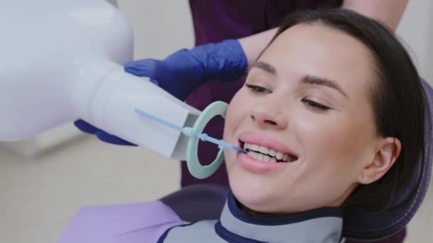 Proces Przygotowania Pacjenta Przed Zabiegiem Prześwietlenia Zębów Kobieta Instruuje Pacjenta — Wideo stockowe