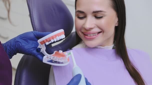 Dentysta Dokładnie Wyjaśnia Pacjentce Prawidłową Technikę Mycia Zębów Ekspert Dentysta — Wideo stockowe