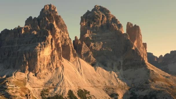 位于意大利阿尔卑斯山畔的拉瓦雷多城 Tre Cime Lavaredo 是一座令人惊叹的山脉 坐落在平静无云的天空下 — 图库视频影像
