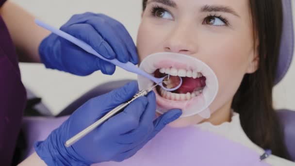 Dentista Feminino Verifica Cavidade Oral Paciente Usando Espelho Especializado Ferramenta — Vídeo de Stock