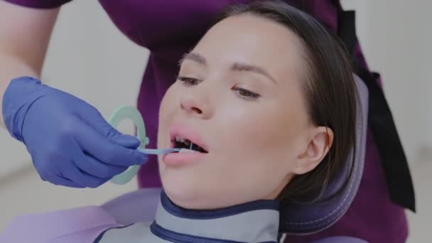 Asistente Dental Prepara Paciente Para Procedimiento Rayos Clínica Trabajadora Guantes — Vídeos de Stock