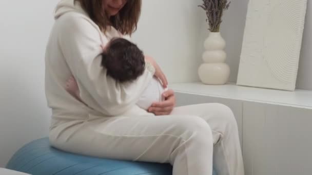 Madre Rocas Bebé Dormir Usando Fitball — Vídeos de Stock
