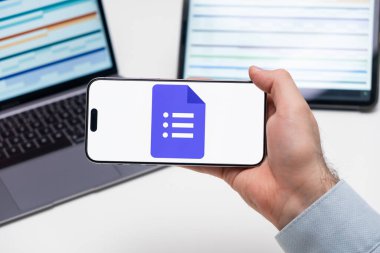 PRAG, CZECH REPUBLIC - JANUARY 21 2024: Google Docs logosu iş adamlarının el ve dizüstü bilgisayarında ekranda. 