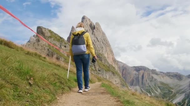 Donna Bionda Con Uno Zaino Che Cammina Percorso Turistico Nelle — Video Stock