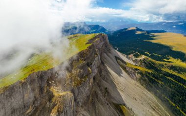 Buharlı Dağ 'ın bulutlarla kaplı havadan görünüşü.