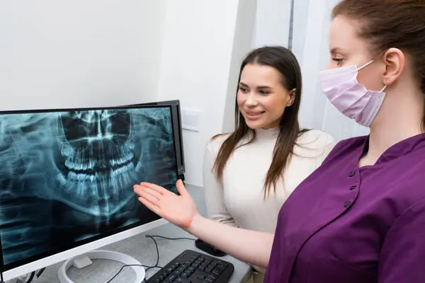 Dentista Muestra Radiografía Los Dientes Pantalla Paciente Clínica Imágenes De Stock Sin Royalties Gratis