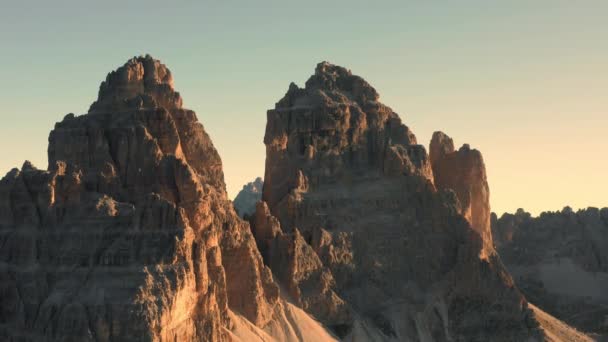 イタリアアルプスでは Tre Cime Lavaredoの息をのむような光景が横に立っている山の集団を明らかにします — ストック動画