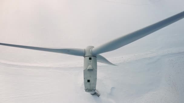 Kışın Yeşil Elektrik Üretimi Için Rüzgar Türbini Pervanesinin Üst Görüntüsü — Stok video