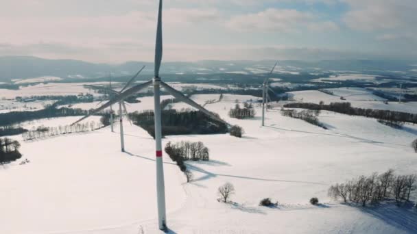 冬場の風力タービンパークを再生可能エネルギー生産のハブとしてのパノラマビュー — ストック動画