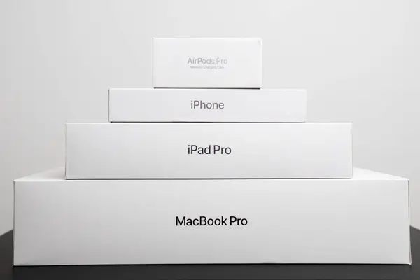 ベルリン ゲルマンディ February 2024 Macbook Proからのピラミッド パッドプロ Iphone エアポッドは白い背景にプロ ロイヤリティフリーのストック写真