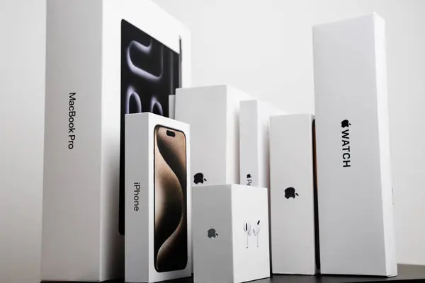 ベルリン ゲルマン 福音書 2024 Macbook Pro Iphone Air Pods Appleはテーブルの上に立っているボックスを見ている ロイヤリティフリーのストック写真