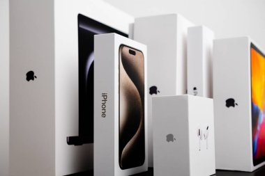 BERLİN, ALMANY - 14 Şubat 2024 MacBook Pro. iPhone, Hava Kapsülleri, iPad kutuları beyaz masada Apple 'dan. 