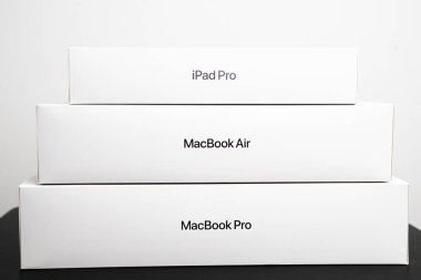 BERLİN, GERMANY - 14 HAZİRAN 2024: MacBook Pro, MacBook Air ve iPad Pro kutuları beyaz arkaplanda.