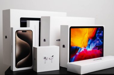 BERLİN, Almanya - 14 Şubat 2024: IPhone, Air Pods Pro. iPad ve Apple siyah masanın üzerinde duran saat kutuları.