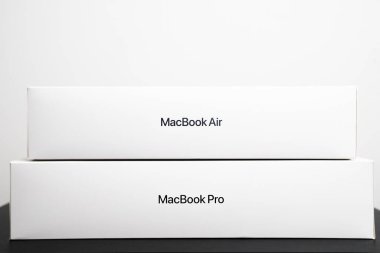 BERLİN, Almanya - 14 HAZİRAN 2024: Beyaz arka planda MacBook Pro ve Hava Kutuları. 