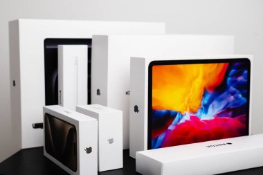BERLİN, ALMANY - 14 Şubat 2024 MacBook Pro. Elma kalemi, iPad, iPhone, Apple saat kutuları siyah masanın üzerinde.