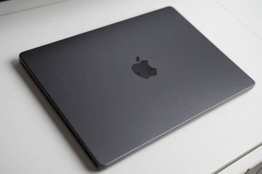 BERLİN, Almanya - 14 Şubat 2024: MacBook Pro beyaz masada.
