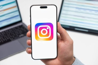 PRAGUE, CZECH REPUBLIC - 21 HAZİRAN 2024: Instagram logosu, erkek elinin iş arka planındaki akıllı telefon ekranında. 