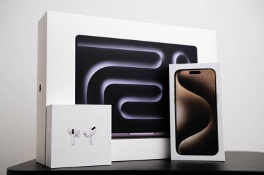 BERLİN, ALMANY - 14 Şubat 2024: New MacBook Pro, iPhone Pro Max ve Airpod kutuları. 