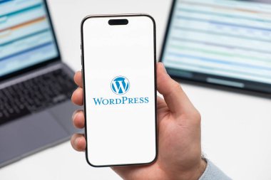 PRAGUE, CZECH REPUBLIC - 21 HAZİRAN 2024: İş arka planındaki akıllı telefon ekranında WordPress logosu. 