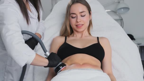 美容院で超音波キャビテーション抗セルライト手順を取得する女性 ハードウェア化粧品のコンセプト — ストック動画
