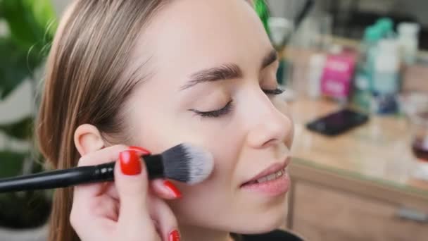 Wanita Muda Datang Salon Kecantikan Untuk Melakukan Makeup Profesional Artis — Stok Video