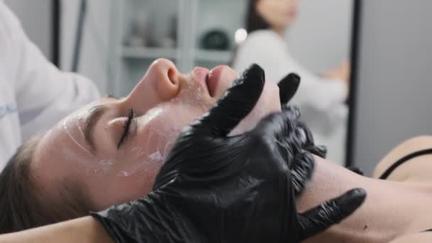Kozmetik Uzmanı Masaj Sırasında Önemli Yüz Bölgelerine Odaklanır Uzman Kadın — Stok video