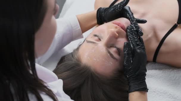 Primo Piano Una Giovane Donna Faccia Sdraiata Ottenere Massaggio Lifting — Video Stock