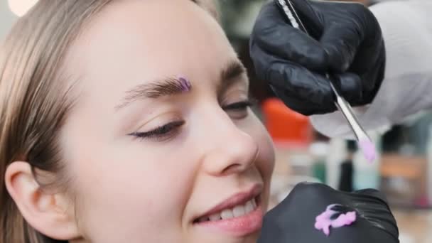 Brow Πλοίαρχος Εφαρμόζει Botox Χρησιμοποιώντας Βούρτσα Κατά Διάρκεια Πλαστικοποίησης Βούρτσα — Αρχείο Βίντεο