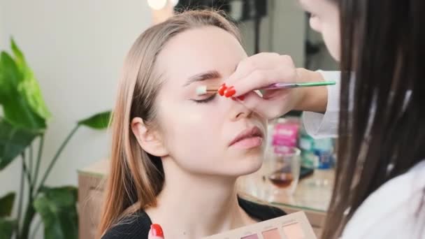 Makyaj Sanatçısı Göz Kapağına Temel Renk Uygular Uzman Makyaj Sürecinde — Stok video