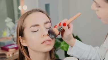 Sanatçı pudrayı kadın yüzüne süpürme hareketinde ustalıkla uygular. Becerikli bir kadın, düzgün ve pürüzsüz bir kapsama sağlar. Genç kadın özelliklerini geliştirir.