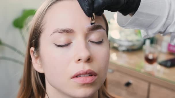 Eyebrow Artist Περιγράφει Φρύδια Του Πελάτη Για Σχηματίσει Γυναίκα Εντοπίζει — Αρχείο Βίντεο