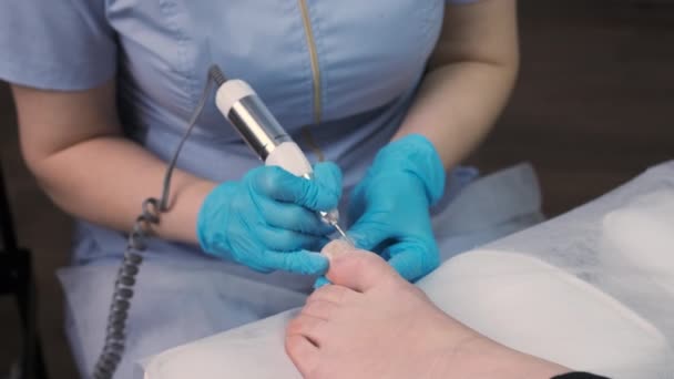 Podólogo Haciendo Pedicura Médica Profesional Mujer Joven Clínica — Vídeo de stock