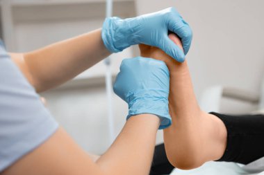 Ayak hastalıkları uzmanı güzellik salonunda ayak masajı yapıyor.. 