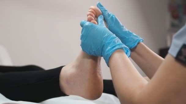 美容室で女性に足の反射マッサージをするマッサージ師のクローズアップ — ストック動画