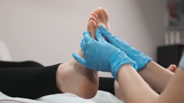 Nahaufnahme Masseur Gummihandschuhen Tut Massage Der Füße Schönheitssalon Frau — Stockvideo