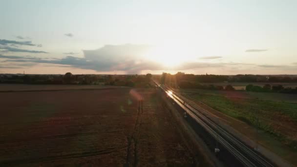 Chemin Fer Traverse Une Vaste Prairie Crépuscule Soir Drone Capture — Video