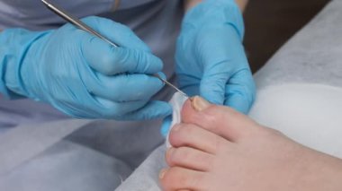 Güzellik salonunda kadın için pedikür yapan podolojisti kapatın.. 