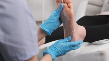 Masör güzellik salonunda profesyonel ayak masajı yapıyor..