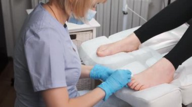 Podolojist çiviyi mantar önleyici bir maddeyle tedavi ediyor.. 