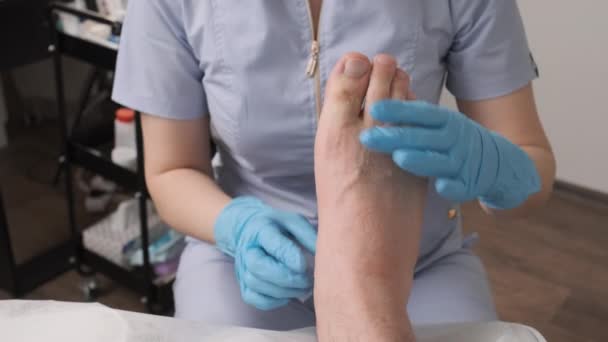 Man Receiving Foot Massage Skilled Masseur Clinic — Stock Video