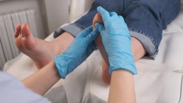 Close Man Undergoes Foot Massage Session Professional Masseur Clinic — Stock Video
