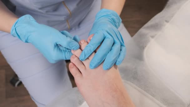 Podologista Fazendo Massagem Dos Dedos Dos Pés Para Mulher Salão — Vídeo de Stock