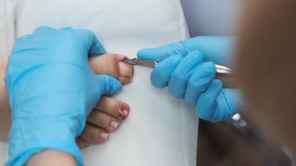 Młoda Kobieta Robi Pedicure Medyczny Salonie Piękności Zbliżenie — Wideo stockowe