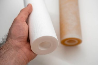 Yeni su filtrelerini kapatın. Su filtresi için kirli filtrelerin yer değiştirmesi. 