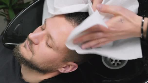 Penata Rambut Menyeka Pria Muda Tampan Basah Rambut Dengan Handuk — Stok Video